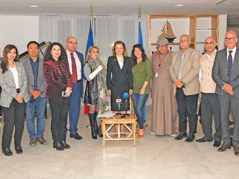 السفيرة الفرنسية تتوسط الإعلاميين خلال اللقاء أمس (تصوير ميلاد غالي)