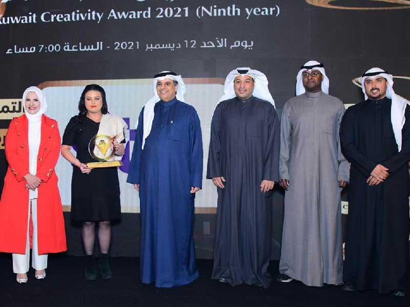 دانة الجاسم وفريق العلاقات العامة في stc خلال تسلم جوائز الإبداع 