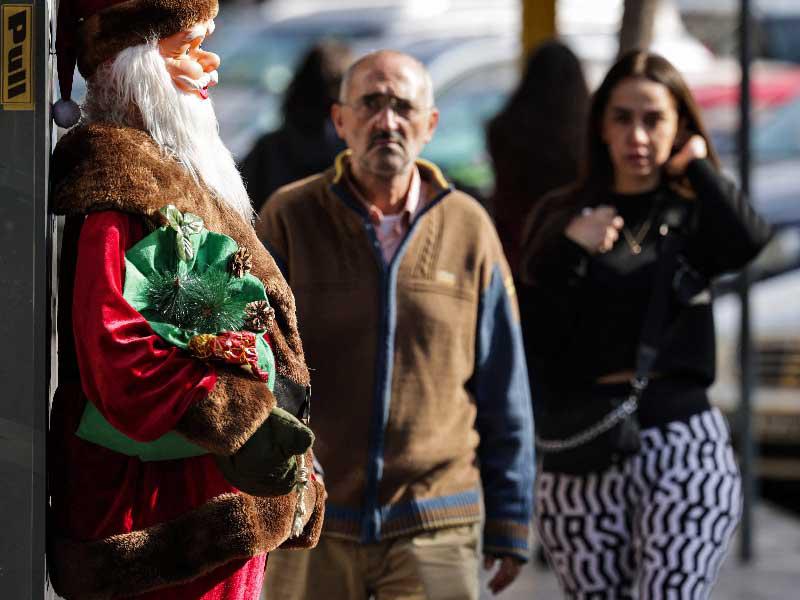 زينة ميلادية باهتة  في بيروت هذا العام بسبب الأزمة الاقتصادية ( أ ف ب)