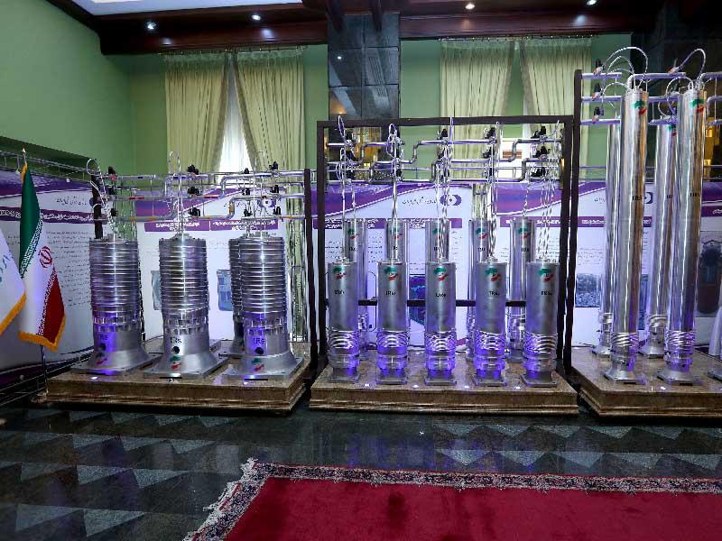 أجهزة طرد مركزي متطورة عرضتها إيران بمقر الوكالة الذرية في طهران أبريل الماضي (رويترز)