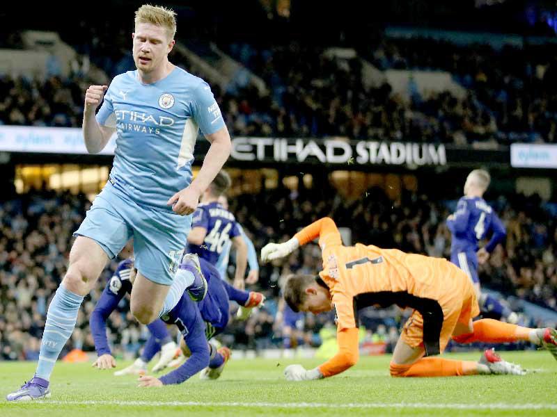 دي بروين نجم مانشستر سيتي يحتفل بالهدف الثالث