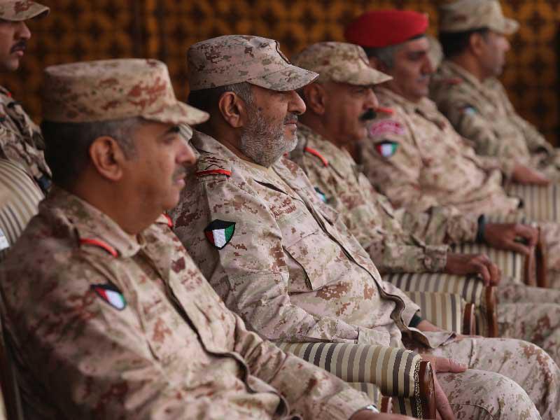 رئيس الأركان العامة للجيش الفريق الركن خالد الصالح وقادة عسكريون خلال متابعة المشروع