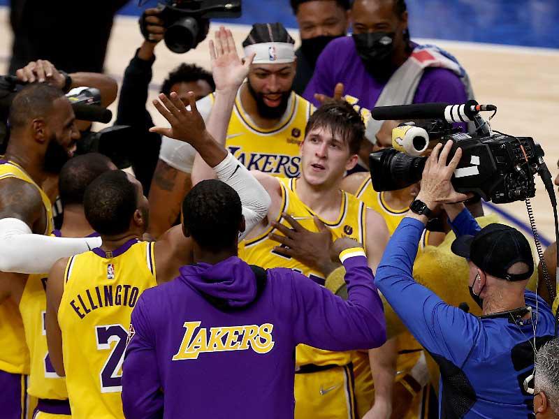 ريفز نجم ليكرز يتلقى تهنئة زملائه