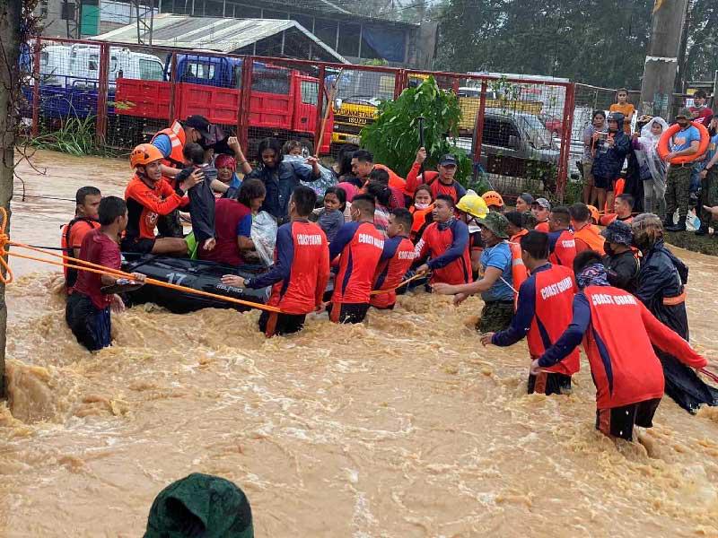 الفلبينيون يفرون من الإعصار «راي» 