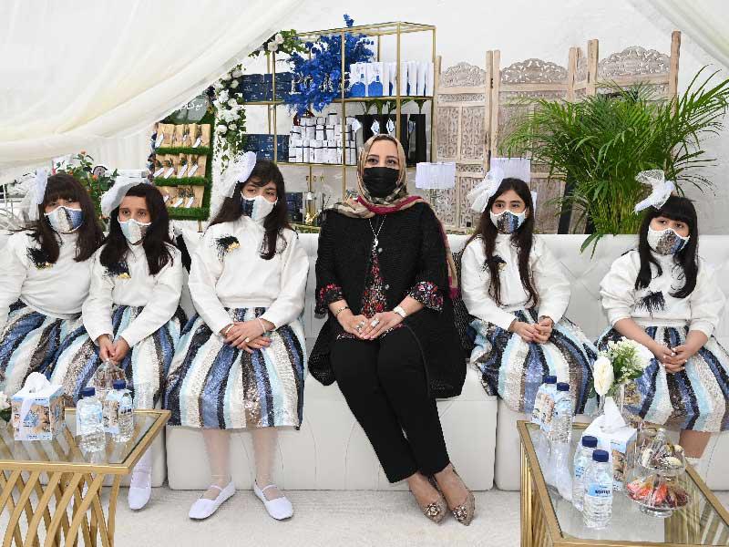 مديرة «عايشة المضاحكة» وطالباتها المشاركات في الاحتفالية (تصوير نوفل إبراهيم)