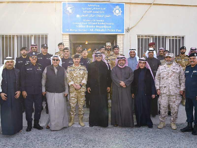 الخالد والوزراء المشاركون في الزيارة خلال تفقُّد مركز الصخيبري أمس