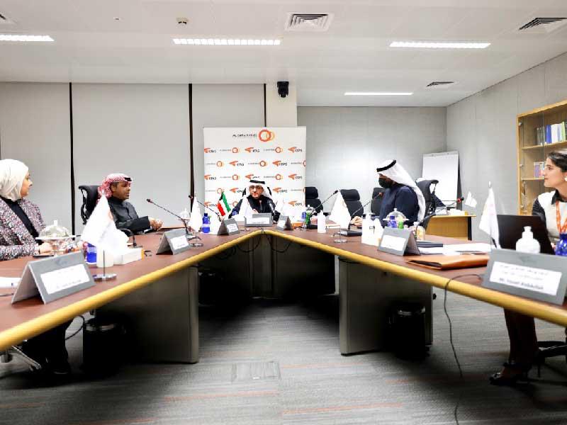 وزير الخارجية وزير الدولة لشؤون مجلس الوزراء رئيس مجلس الأمناء الشيخ د. أحمد الناصر خلال ترؤسه الاجتماع أمس الأول