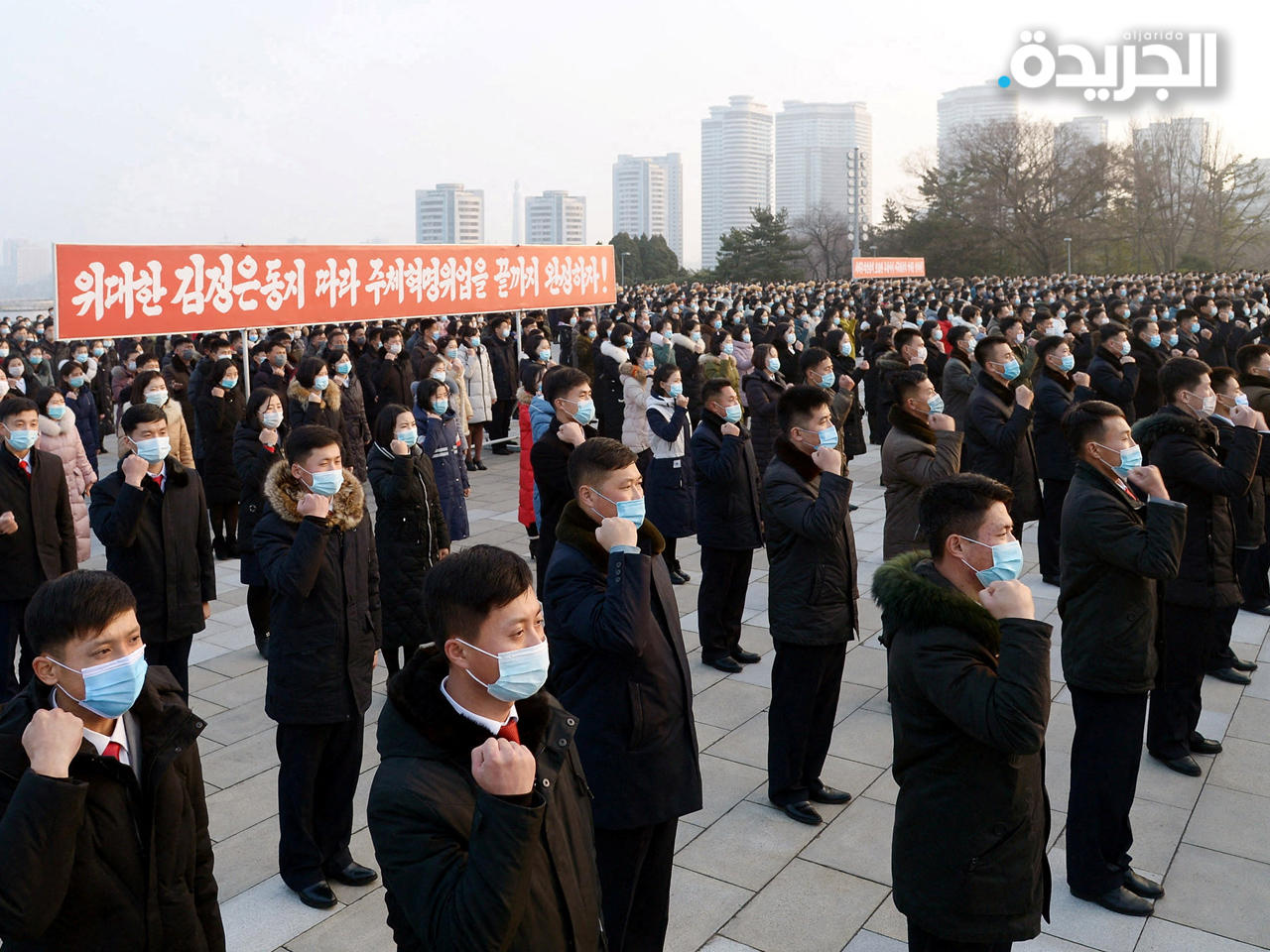 أشخاص يقفون دقيقة صمت حداداً على الزعيم الراحل