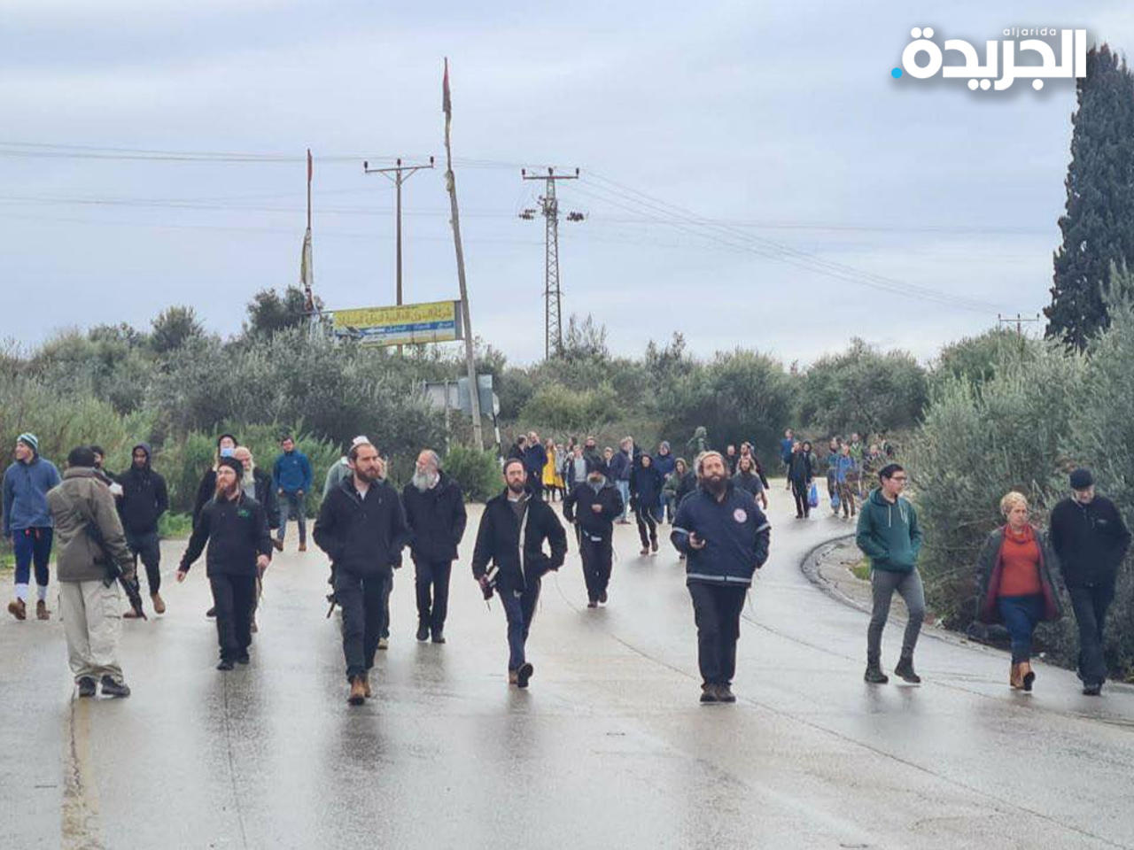 مستوطنون يسيرون في أحد شوارع الضفة