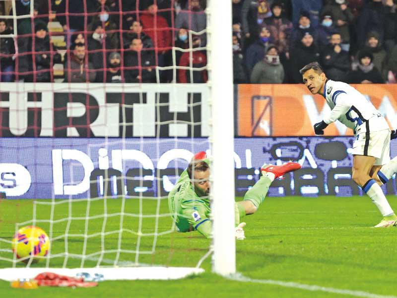 سانشيز نجم إنتر ميلان يحرز هدفاً في مرمى ساليرنيتانا