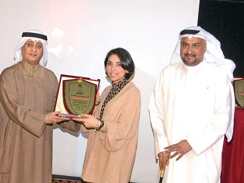 الدويش مكرماً فلول الفيلكاوي