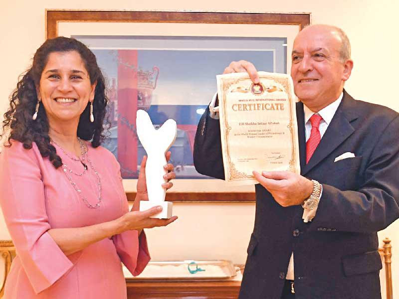 العلي وكونستانتينوس بيبيريغوس خلال التكريم