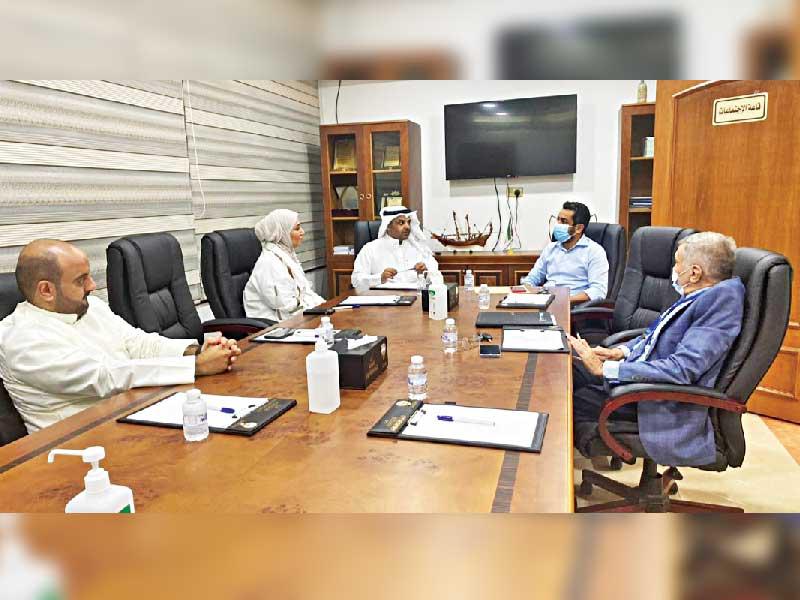 جانب من الاجتماع بين الإدارتين