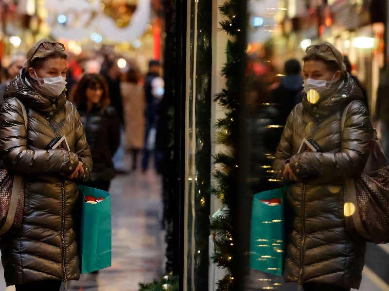 بريطانيون أمام أحد متاجر لندن يوم السبت الأخير قبل عيد الميلاد (أ ف ب)