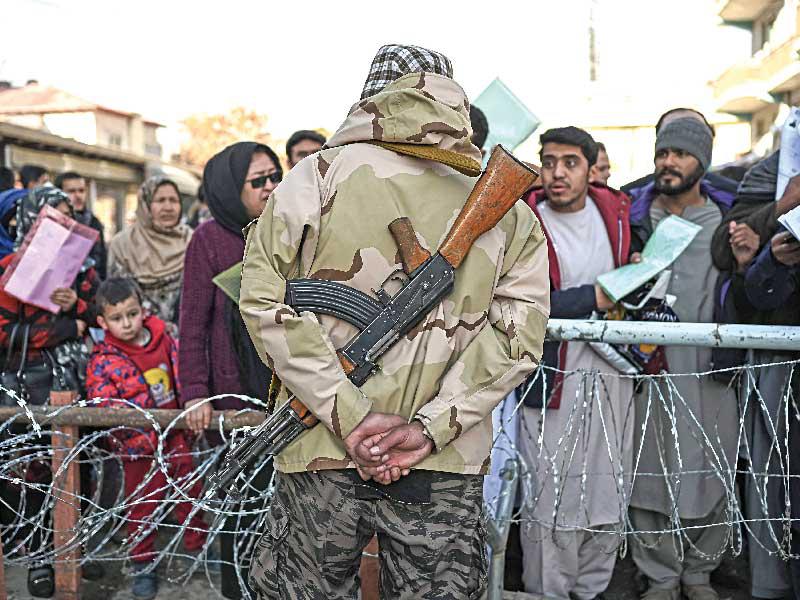 أفغانيون يتزاحمون لتقديم طلبات استخراج جواز السفر