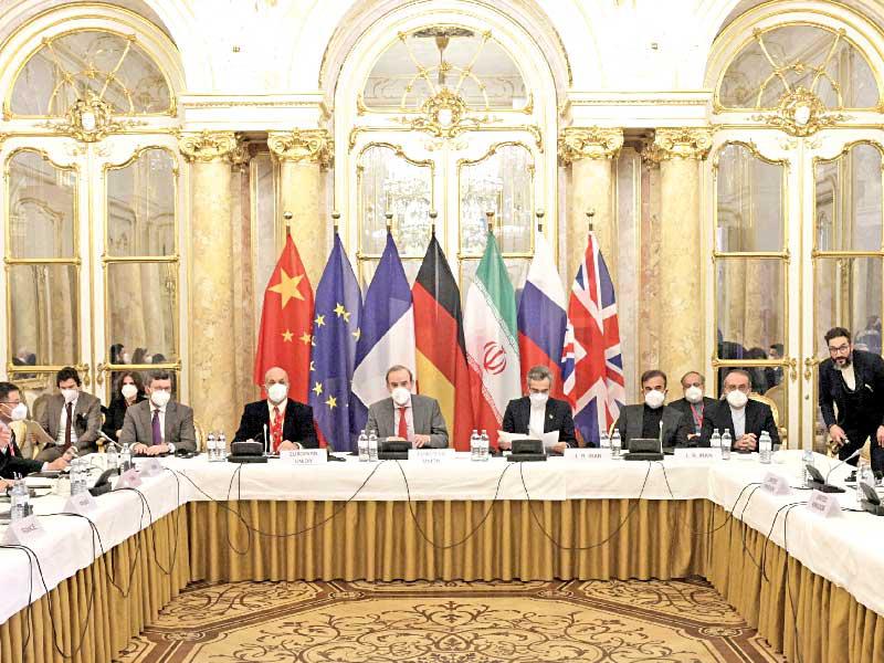 الوفد الإيراني وممثلو مجموعة «4+1» قبيل اختتام الجولة السابعة في فيينا أمس الأول (رويترز)