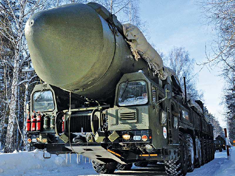 صورة نشرتها وزارة الدفاع الروسية أمس الأول لعملية تحريك منظومة صاروخية استراتيجية داخل روسيا