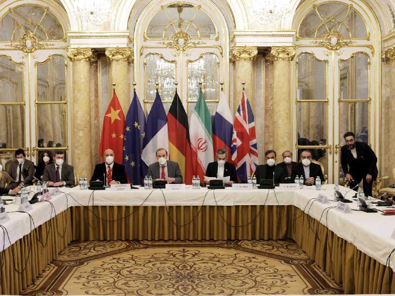 الوفد الإيراني وممثلو مجموعة «4+1» قبيل اختتام الجولة السابعة في فيينا أمس الأول (رويترز)