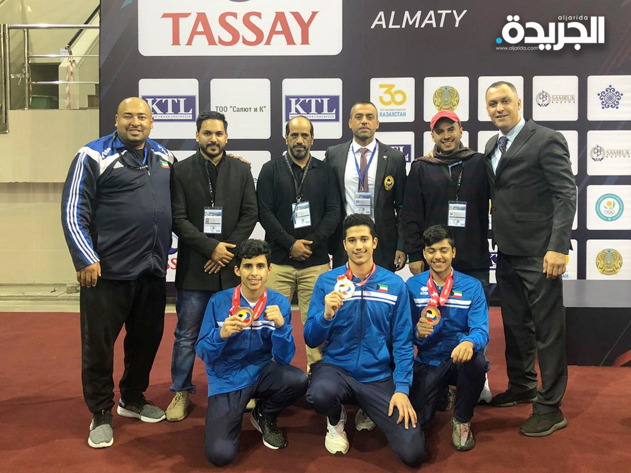 لاعبو منتخب الكويت للكاراتيه الفائزون مع أعضاء الوفد