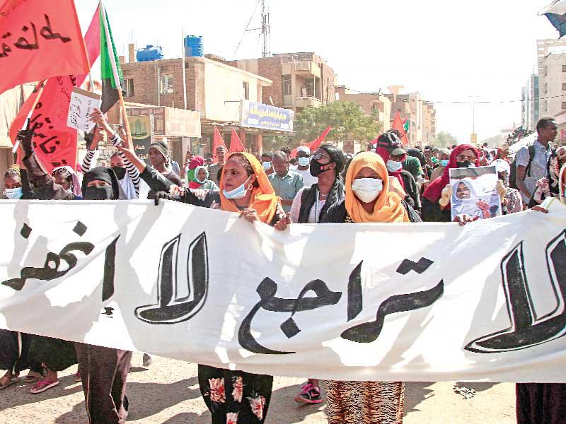 سودانيون يتظاهرون وسط الخرطوم أمس (أ ف ب)