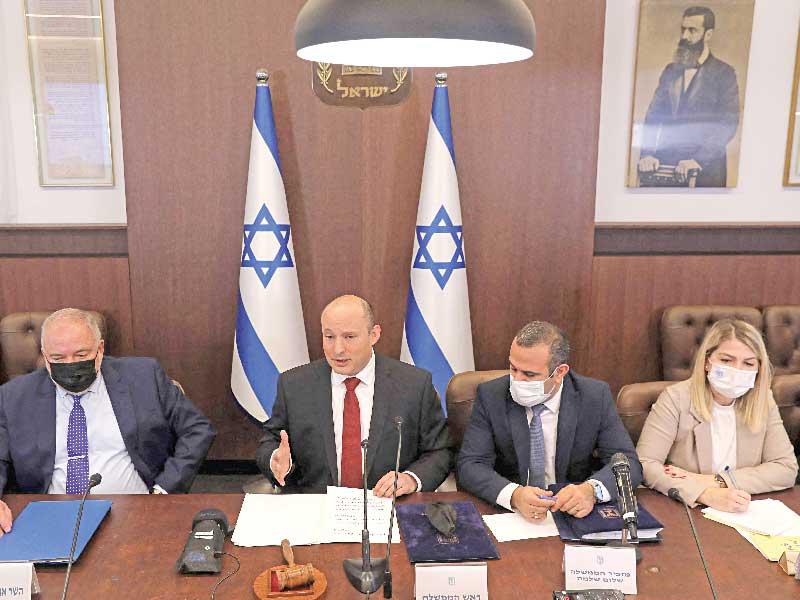 رئيس الوزراء الإسرائيلي مترئساً اجتماعاً للحكومة في القدس أمس (ا ف ب)