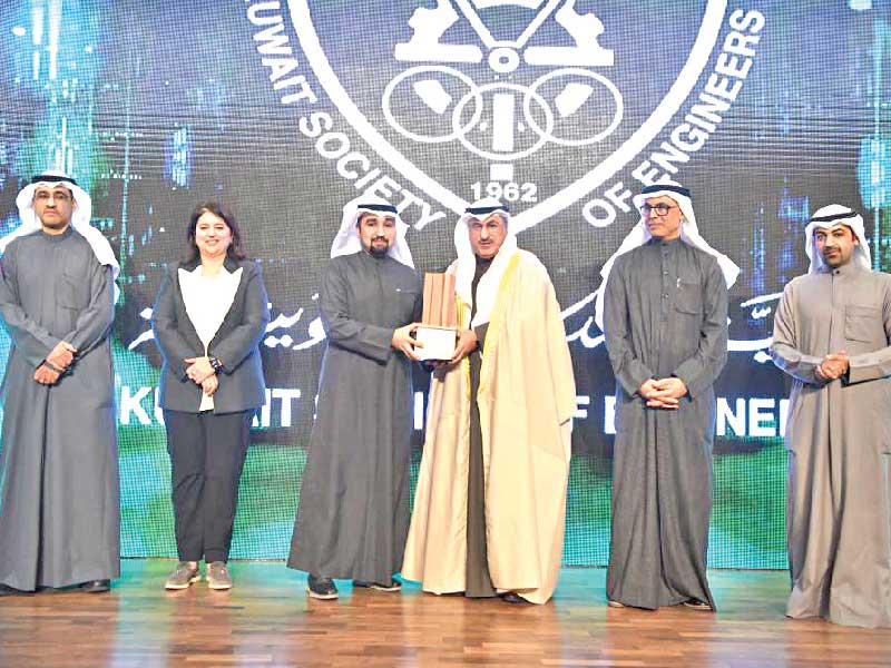 زير النفط وزير التعليم العالي د. محمد الفارس مكرماً أمين صندوق جمعية المهندسين علي الفيلكاوي 