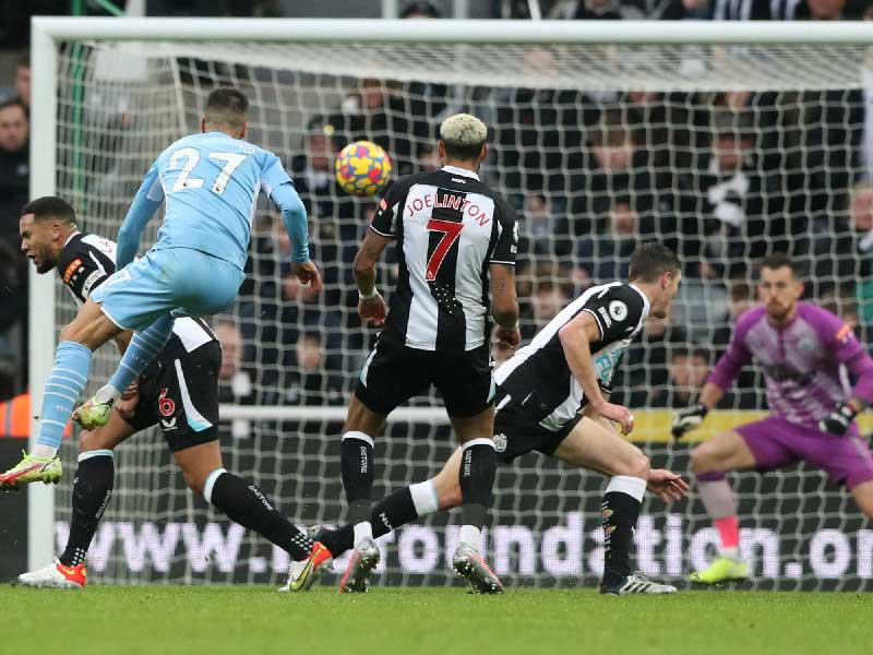 كانسيلو نجم مانشستر سيتي يحرز هدفه في مرمى نيوكاسل