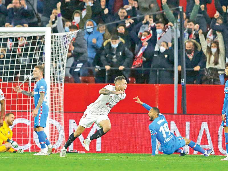 أوكامبوس نجم إشبيلية يحرز هدفه في مرمى أتلتيكو