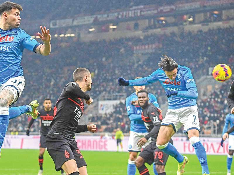 الماس نجم نابولي يحرز هدفه في مرمى ميلان