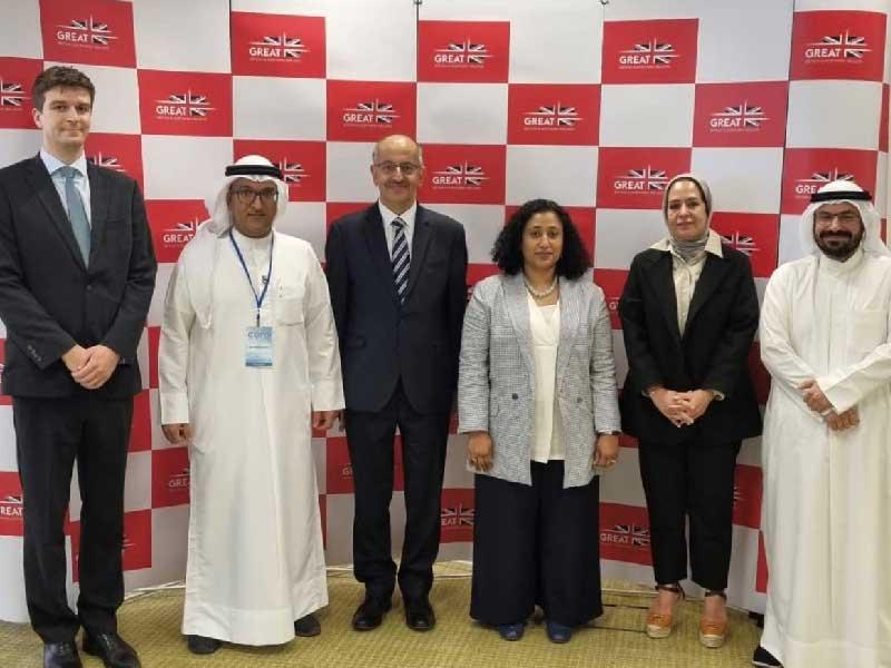 عيسى السويط في صورة جماعية على هامش الفعالية