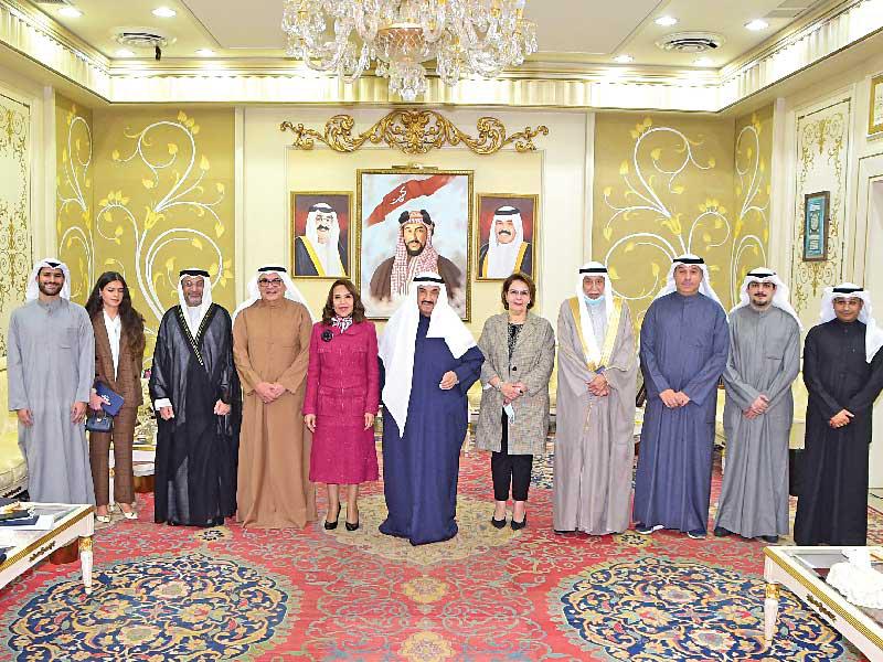 ناصر المحمد ومحمد جاسم الصقر وأعضاء مجلس أمناء مركز العجيري والمتخصصون فيه