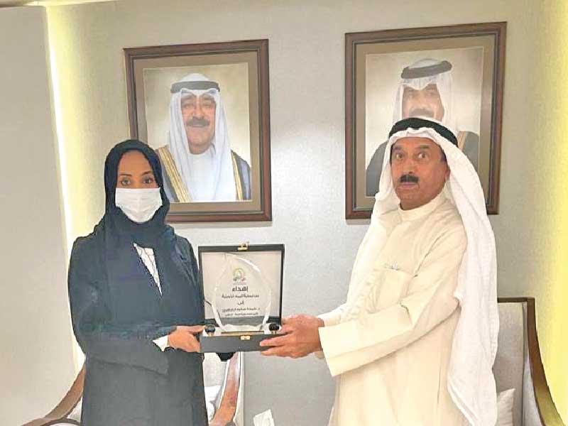 رئيس جمعية المياه الكويتية د. صالح المزيني يكرم الأمينة العامة لهيئة البيئة في أبوظبي والمستشارة الإقليمية للاتحاد الدولي لحماية الطبيعة لغرب آسيا، د. شيخة الظاهري على هامش الاجتماع