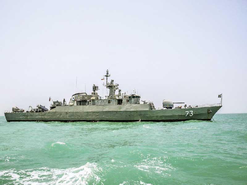 المدمرة «ألوند» التي انضمّت أمس الأول مع 4 غواصات إلى أسطول القوات البحرية للجيش الإيراني (ارنا)