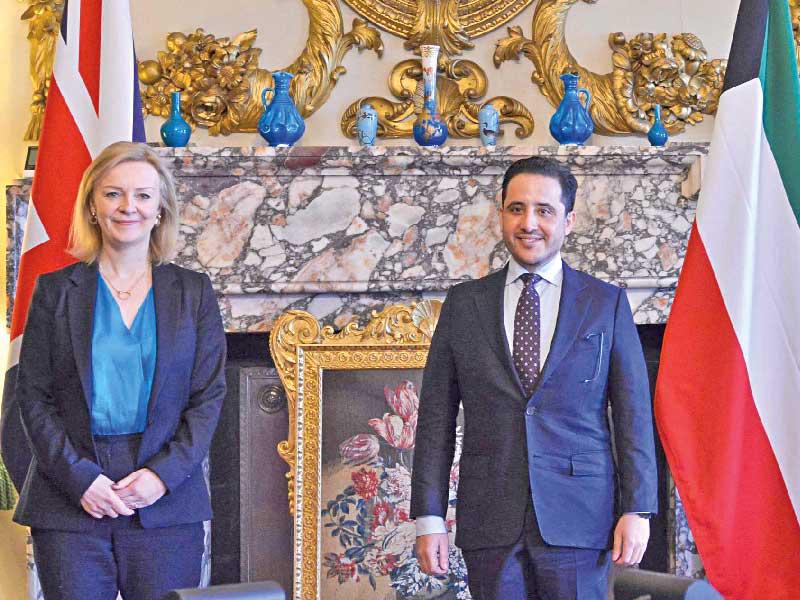 الشيخ أحمد الناصر وإليزابيث تراس في لندن أمس 