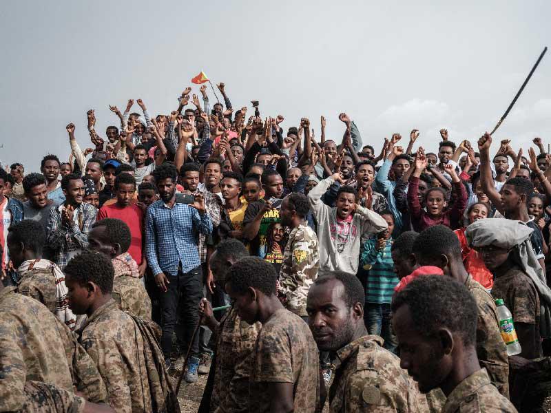 الناس أثناء سير جنود إثيوبيون أسرى باتجاه مركز ميكيلي لإعادة التأهيل في ميكيلي عاصمة منطقة تيغراي