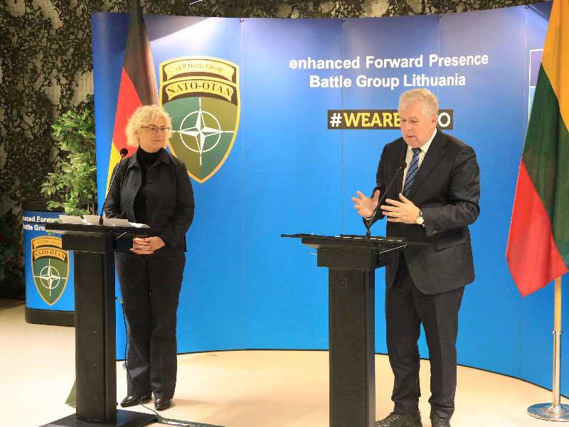 وزيرة الدفاع الألمانية كريستين لامبريخت خلال مؤتمر صحفي مشترك مع وزير الدفاع الوطني الليتواني بعد اجتماعها مع مجموعة قتال كتيبة التواجد المعزز للناتو