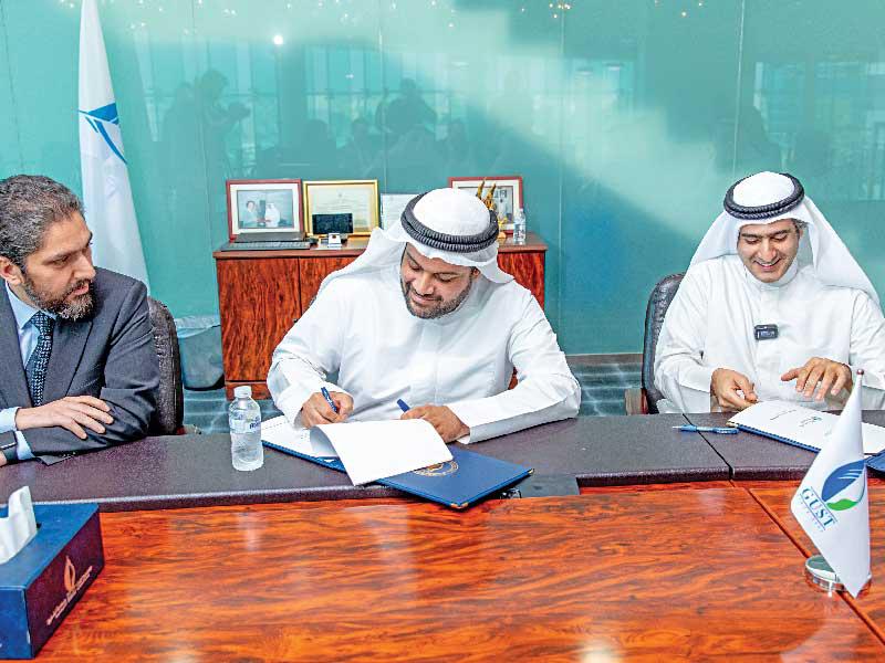 رئيس جمعية المحللين الماليين د. محمد الصراف ورئيس مجلس أمناء الجامعة نواف ارحمه خلال توقيع مذكرة التفاهم