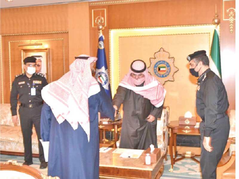 وزير الداخلية الشيخ ثامر العلي مستقبلاً أحد المراجعين 