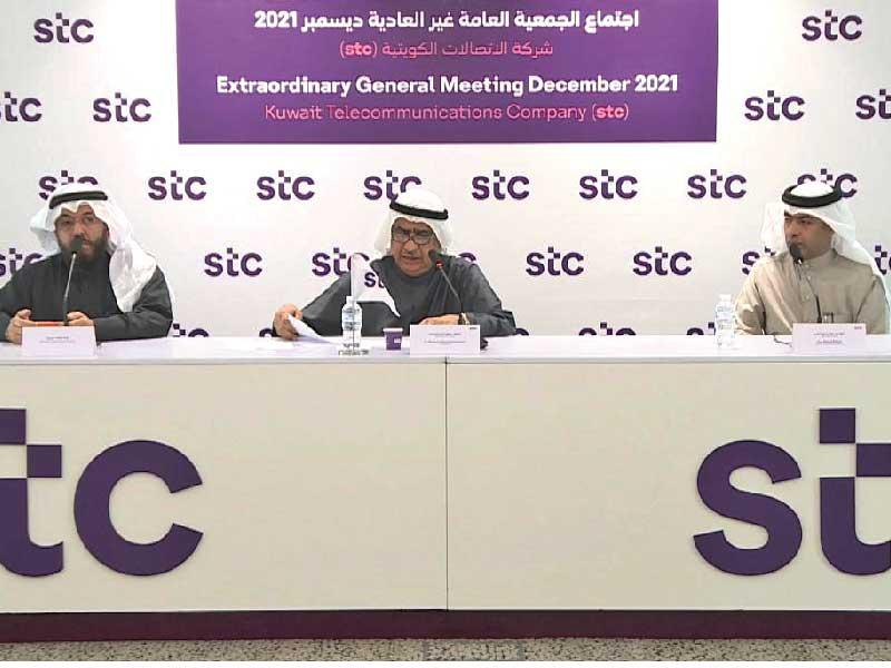 من اليمين مزيد الحربي ود. محمود عبد الرحمن والجار الله ممثل الرقابة الشرعية