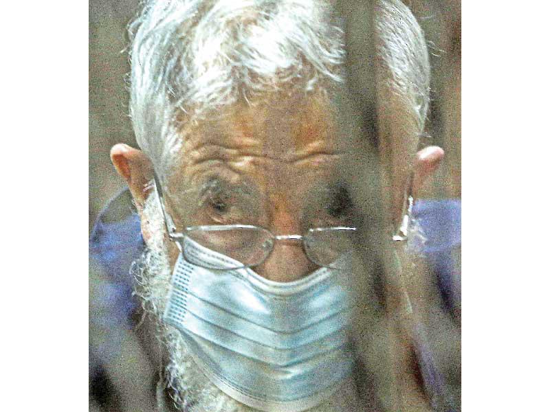  محمود عزّت خلال محاكمته قبل أيام في القاهرة (أ ف ب)