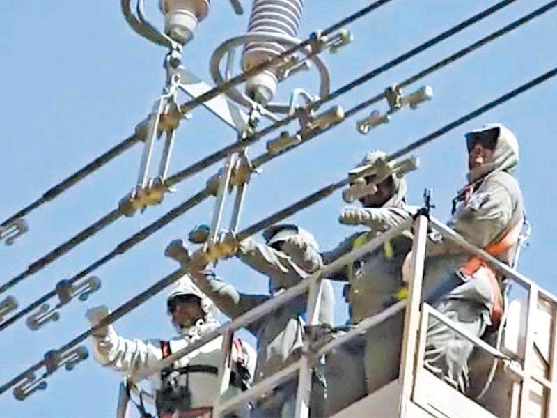 جانب من أعمال الصيانة الدورية على الشبكة الكهربائية 
