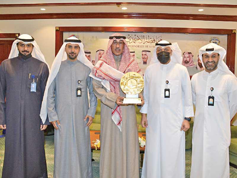 محافظ الأحمدي بحث التعاون مع جمعية المعلمين بالأحمدي 