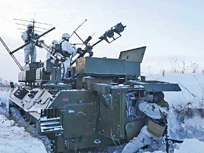 وحدة حرب إلكترونية في ساحة تدريب منطقة كيميروفو أمس (الدفاع الروسية)