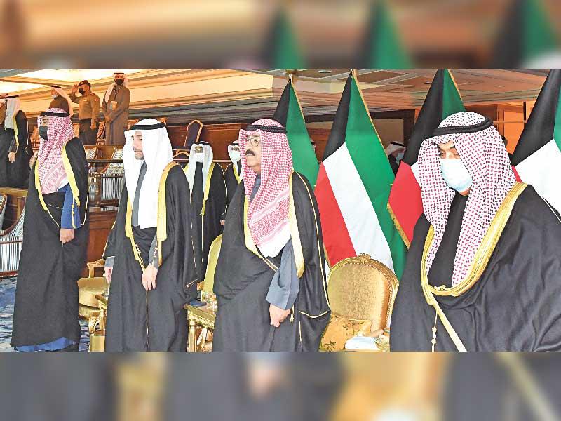 ولي العهد يتوسط الغانم وناصر المحمد وصباح الخالد