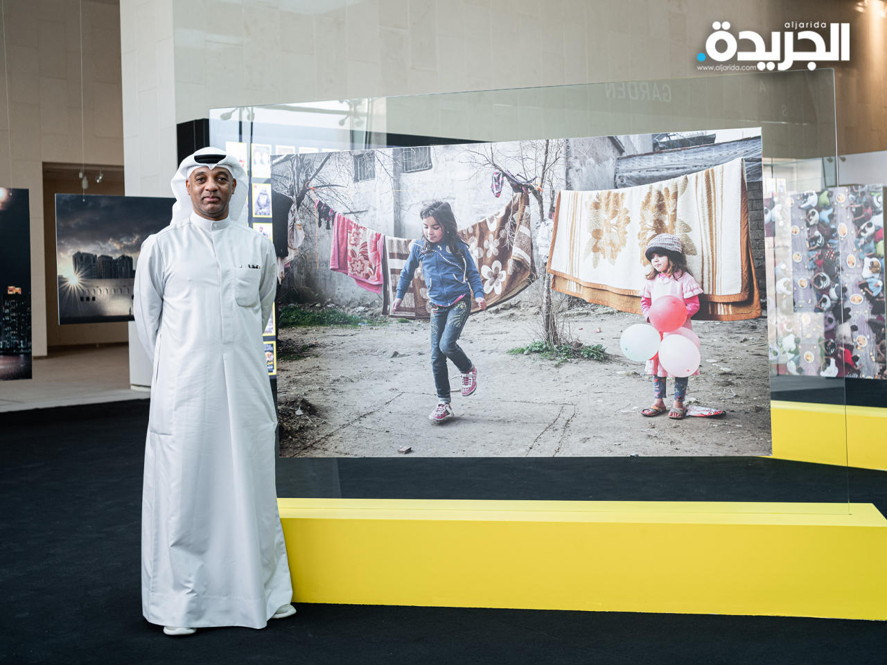 سامي الرميان بجانب صورته