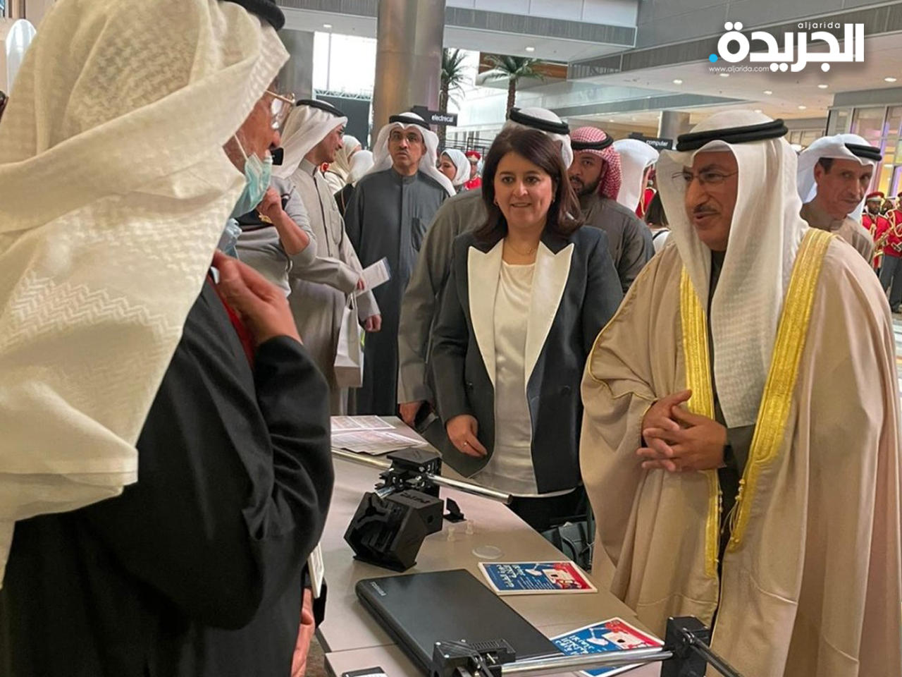 الوزيران الفارس والفارس خلال الإطلاع على مشاركة الجمعية الكويتية لدعم المخترعين