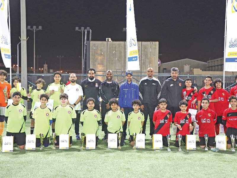 علي البغلي ممثل البنك الأهلي أثناء تكريم الفرق الفائزة