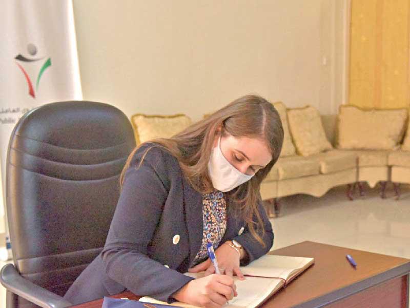 المسؤولة السياسية في السفارة الأميركية نيكول برمودز