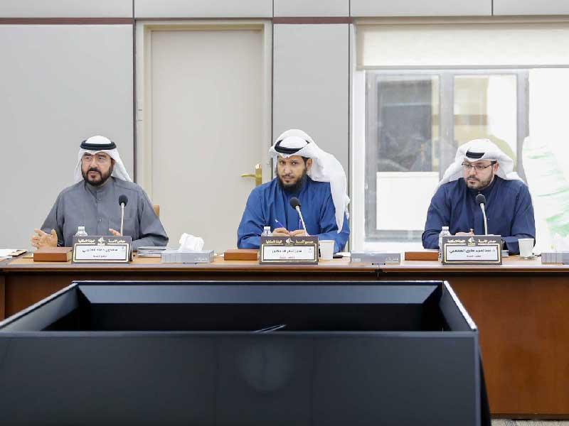 أعضاء اللجنة في اجتماع أمس