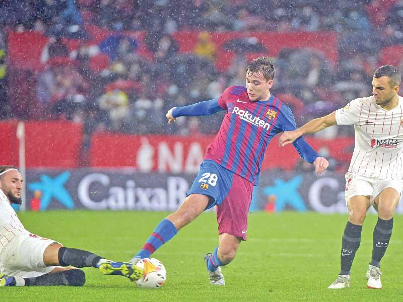 جانب من مباراة برشلونة وإشبيلية